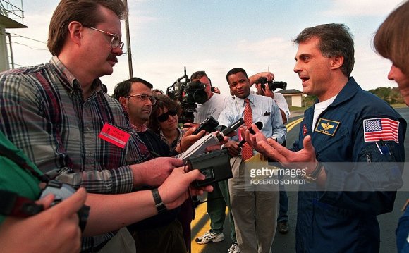 US astronaut David Wolf (R)