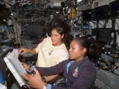 Astronauts_Joan_Higginbotham_(STS-116)_and_Sunita_Williams_(Expedition_14)_on_the_International_Space_Station