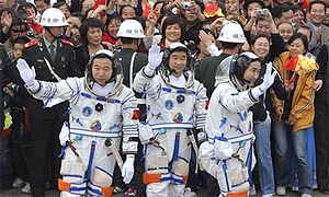 Chinese astronauts Zhai Zhigang (l), Liu Boming and Jing Haipeng (r) before the launch of the Shenzhou 7 rocket at the Jiuquan Satellite Launch Centre in north-west China