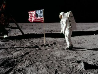 Flag-Waving-Moon-Landing 9803 600X450